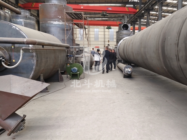 炭化設備高效節(jié)能,引得客戶來考察